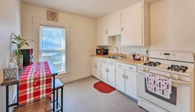 Lovely Victorian Retreat: 1 Mi to Dtwn Beloit