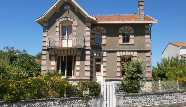 Lovely VILLA. WALK to Beach,restaurants,town,shops family friendly, WIFI, 12pers