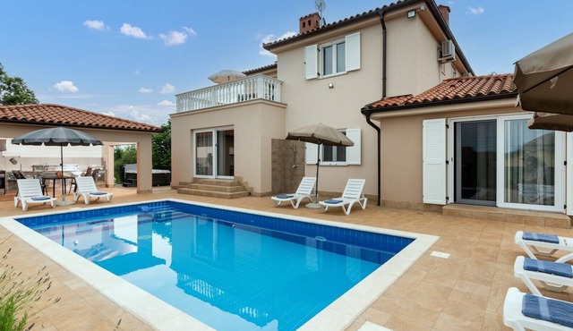 Lovely Villa Buroli with swimming pool, jacuzzi and sauna