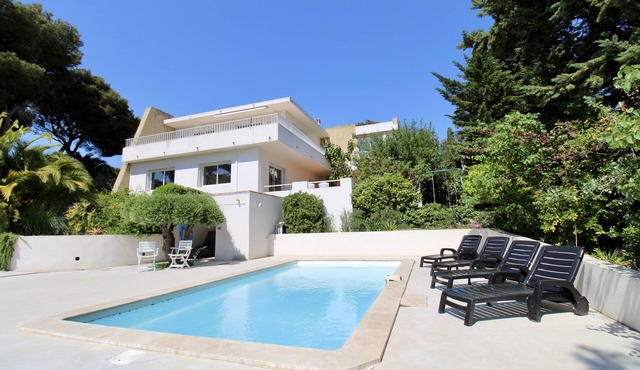 Lovely villa close to the beach, sea view, swimming pool and petanque court.