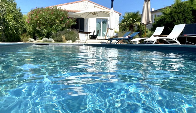 Lovely villa with heated pool 450 m from the beach!
