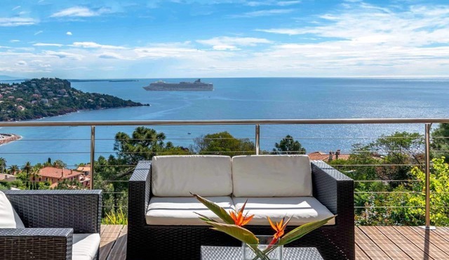 Lovely villa with dazzling sea views not far from Cannes