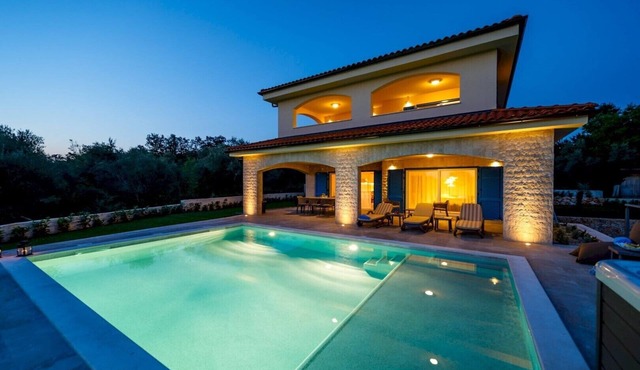 Lovely Villa Loma 1* with a view and an outdoor pool on Krk