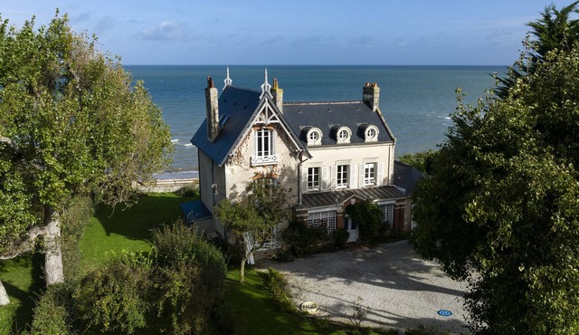 Lovely villa in front of the sea