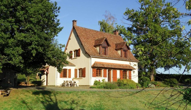 Lovely Villa in La Coquille with Swimming Pool