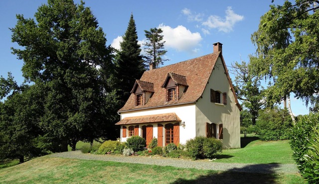 Lovely Villa in La Coquille with Swimming Pool