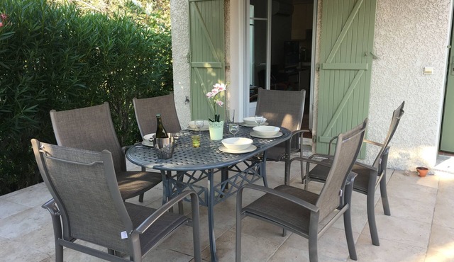 Lovely villa just outside the old city walls of stunning Aigues Mortes