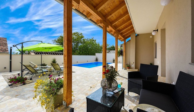 Lovely villa Mandarin, private pool, 2 bedrooms, large garden, national parks
