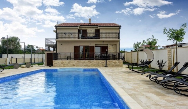 Lovely Villa Tona, in Dalmatia, with a Pool