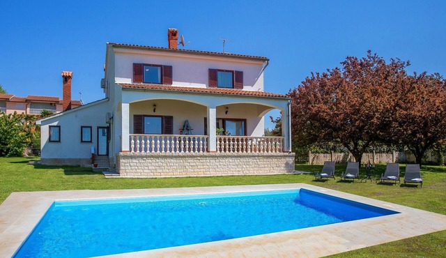 Lovely villa with a large garden, a private pool and panoramic view