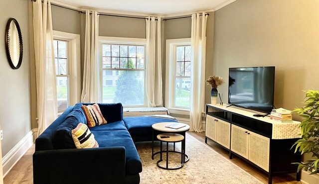 Lovely vintage Oak Park 3bd 1ba perfectly located Chicago loop & public transit