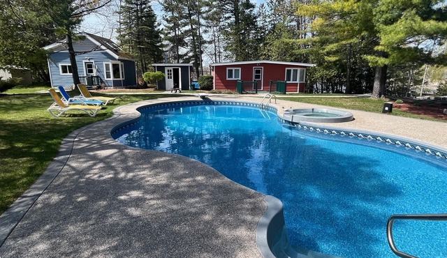 Lovely Water Front Cottage- pool,firepit and amenities near by & access to water