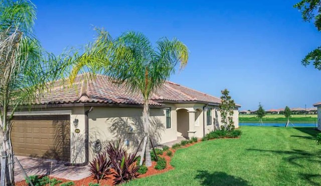 Lovely Water View Villa, Sleeps 4 ~Close to Beaches: Restaurants, Shopping