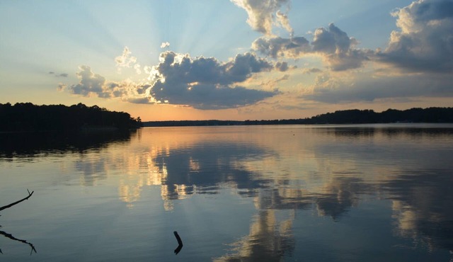 Lovely Waterfront Home - 3BR/2BA w/small private beach + sunroom for extra accom