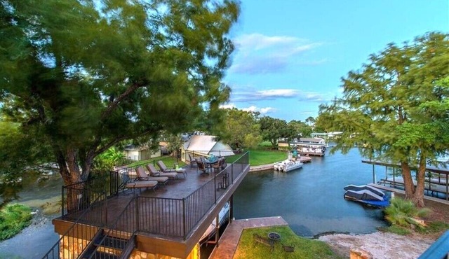 Lovely Waterfront Getaway on Lake Cove With Concierge Services