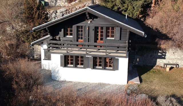 Lovely welcoming, bright and well-maintained cottage with a beautiful view and a small flat south-fa