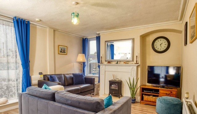 Lovely & Welcoming Home | Walk to Beach | Parking