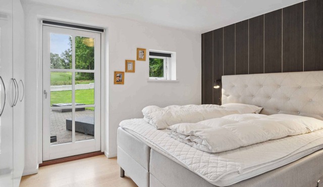 Lovely well-appointed summer house with hot tub