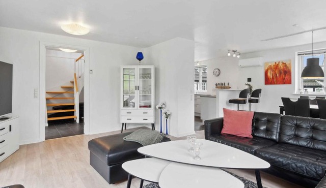 Lovely Well-Appointed Summer House With Hot Tub