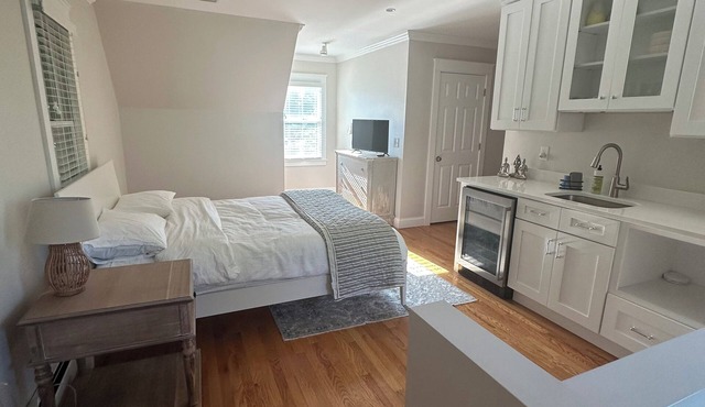 Lovely, well-maintained, Jamestown family home -In town and steps from sea-front