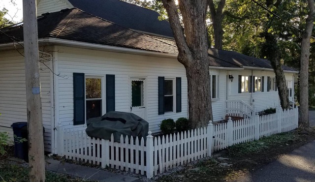 Lovely, Well-Maintained Cottage, 5' minute walk to Lake