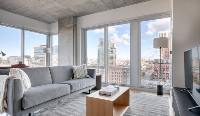 Lovely West Loop 2BR w/Pool, Gym & Lounge, nr L, by Blueground