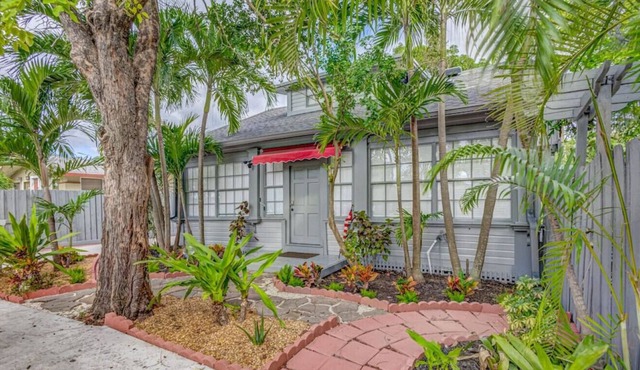 Lovely West Palm Beach Bungalow