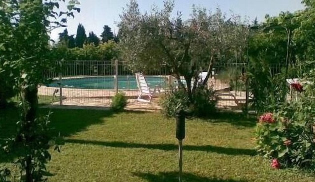 Lovely winemakers house in the middle of a heavenly garden in Violés 84