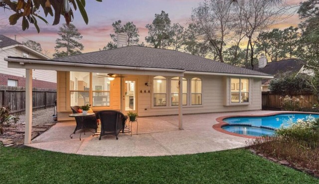 Lovely Woodlands home w/heated pool and spa!