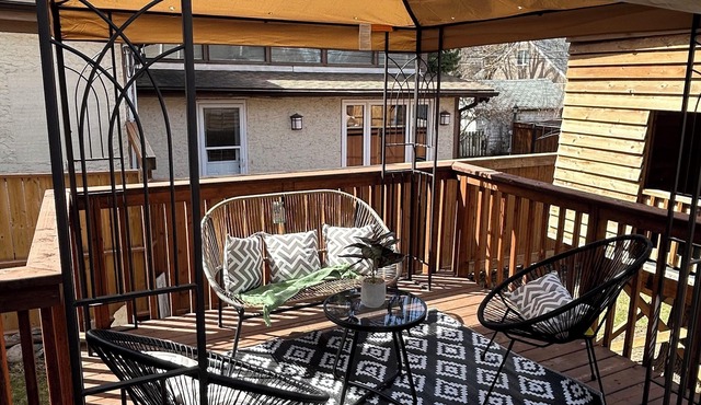 Lovelyhome Near BU With TreeHouse Ideal for group stays