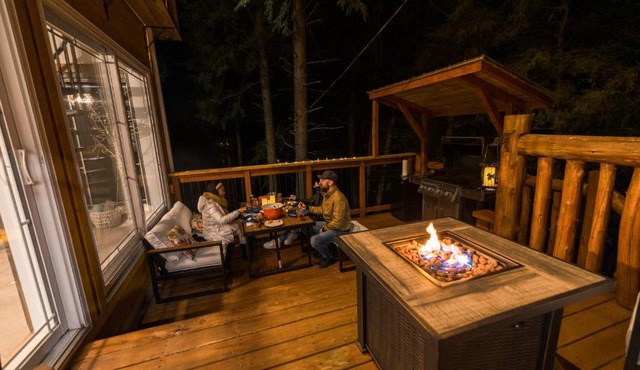LoveNestChalet - Hot tub & Fireplace - Warm, cozy & relaxing