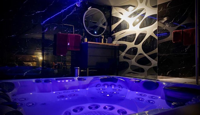 Loveroom avec jacuzzi 01