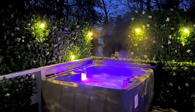 Lovers' Lake View Oasis . Hot Tub, Wineries, Beach