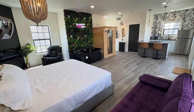 LOVERS LODGE- sauna, jetted tub, fireplace, 2 person walk in shower-@ the lake!
