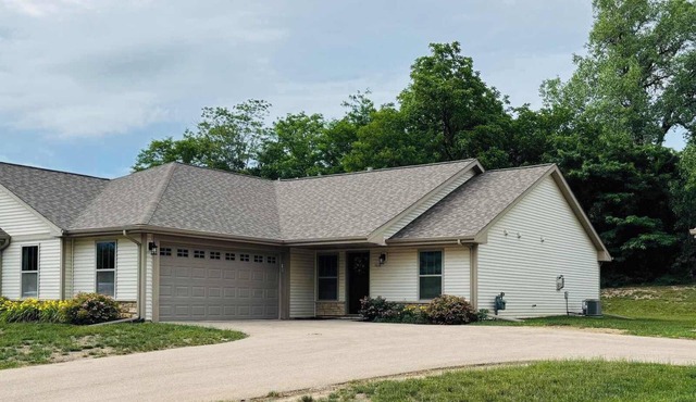 Loves Park Condo: King Bed, Near Water Parks & More!