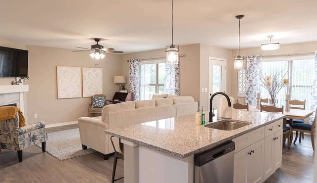 Loves Park House: 2BR, Office, King Bed Near Attractions!