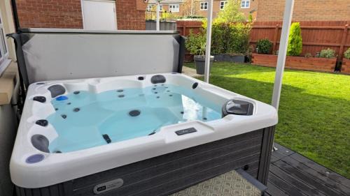 Lovett Haven Hot Tub near Bradgate Sleeps 6