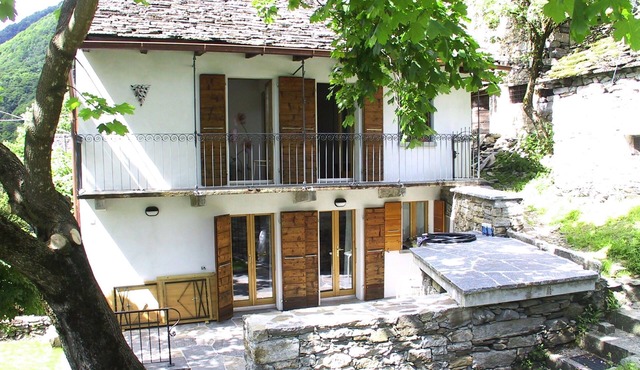 Lovingly renovated Ticino house with sunbathing lawn on a sunny hillside location