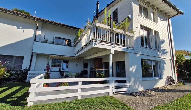 Lovingly furnished 3 room apartment "Sonnentraum" with a view of the lake and mountains