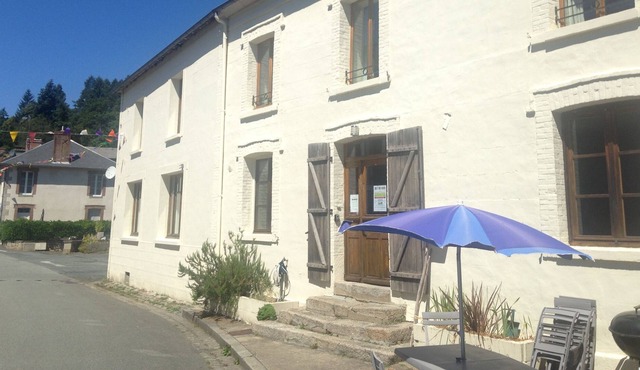 Lovingly restored bright house with 300m2 living space is ideal for a family