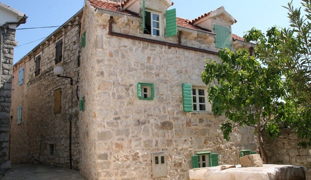 Lovingly renovated stone house with courtyard & brick barbecue area