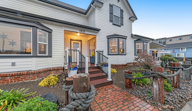 Lovingly restored, century-old home with river view & saloon bar - prime locale