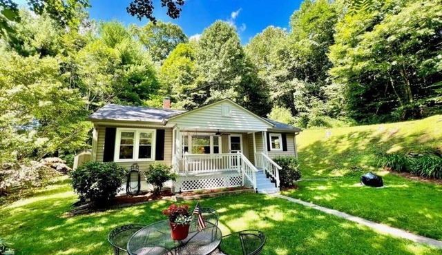 LOW AUGUST RATES! Cozy Cottage with private setting in Lansing, NC