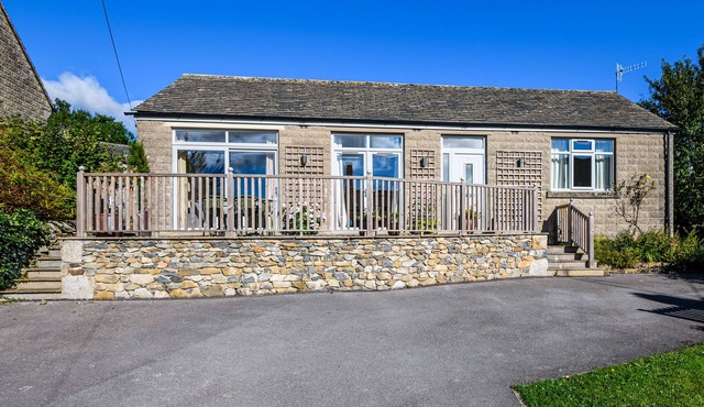LOW BANK, pet friendly, with a garden in Austwick