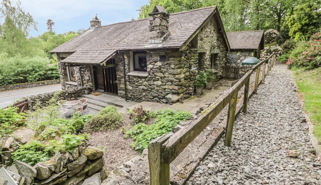 LOW BROW BARN, pet friendly, with open fire in Ambleside