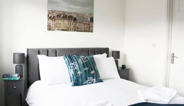 Low Cost, Fully Sanitised 4 Bed & Parking