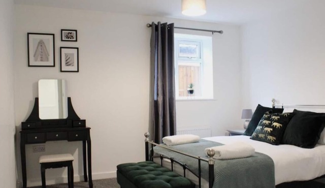 Low Cost, Fully Sanitised 4 Bed & Parking