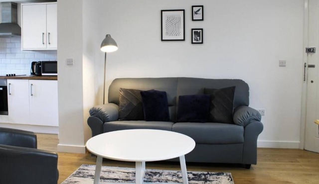 Low Cost, Pet Friendly 4 Bed + Parking (01)