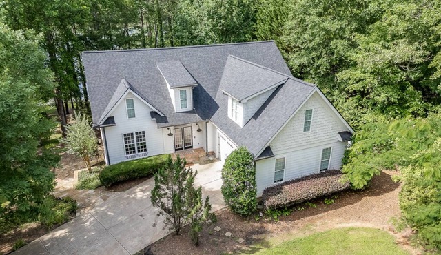 Low Dec Prices! Lake House-5 bed+Bonus room Lake Lanier Hot Tub, dock,lake views