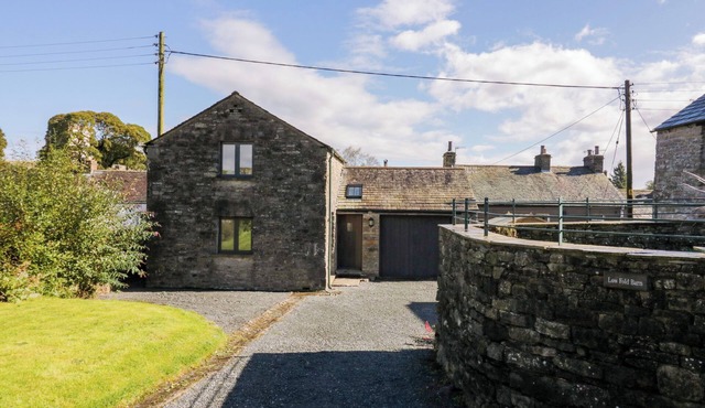 LOW FOLD COTTAGE, family friendly, with hot tub in Orton